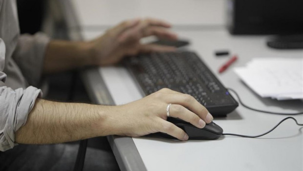 ep un trabajador utilizandoordenadorla oficina