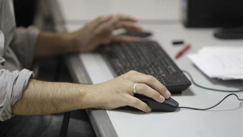 Un trabajador, utilizando el ordenador en la oficina. | EUROPA PRESS - Archivo ep un trabajador utilizandoordenadorla oficina
