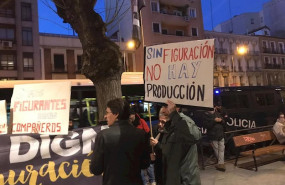 ep una treintena de figurantes clama ante el teatro price donde se entregan los premios de la union