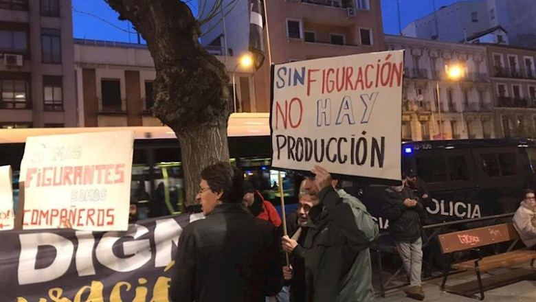 ep una treintena de figurantes clama ante el teatro price donde se entregan los premios de la union ep una treintena de figurantes clama ante el teatro price donde se entregan los premios de la union
