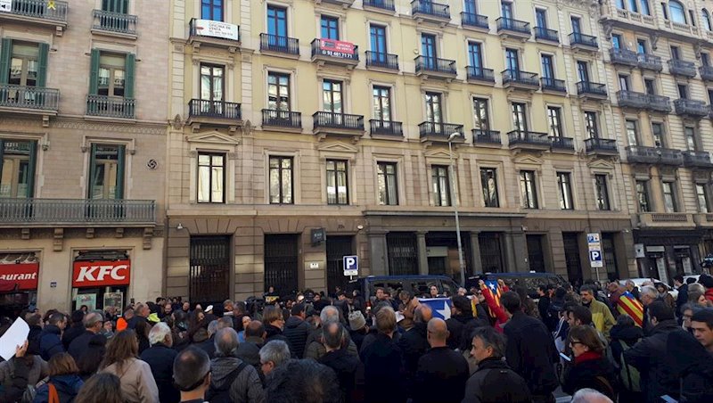 ep unas 150 personas se concentran ante el consulado de francia en barcelona convocadas por los cdr