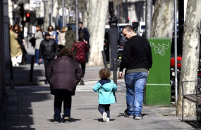 ep unos padres pasean junto a su hija por la calle