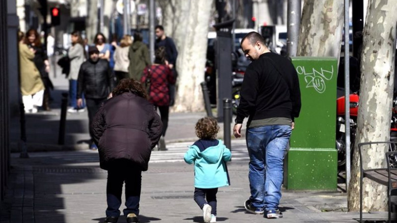 ep unos padres pasean junto a su hija por la calle