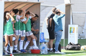 ep varias jugadoras del madrid cff lamentan una ocasion fallada