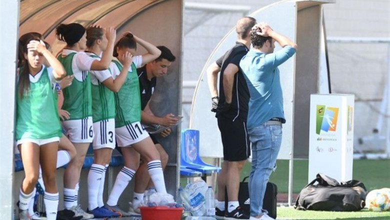 Varias jugadoras del Madrid CFF lamentan una ocasión fallada. | LALIGA ep varias jugadoras del madrid cff lamentan una ocasion fallada