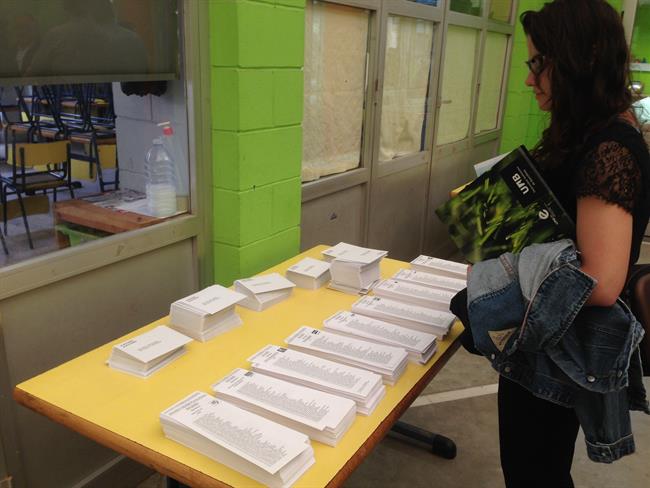 Votantes en el colegio la Farigola | EUROPA PRESS ep votantescolegiofarigola