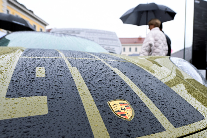 le logo porsche est affiche sur un vehicule au pavillon d exposition de porsche le jour du salon automobile iaa a munich en allemagne le 10 septembre 2025 le logo porsche est affiche sur un vehicule au pavillon d exposition de porsche le jour du salon automobile iaa a munich en allemagne le 10 septembre 2025