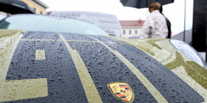 le logo porsche est affiche sur un vehicule au pavillon d exposition de porsche le jour du salon automobile iaa a munich en allemagne le 10 septembre 2025 le logo porsche est affiche sur un vehicule au pavillon d exposition de porsche le jour du salon automobile iaa a munich en allemagne le 10 septembre 2025