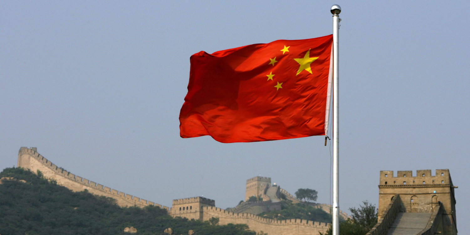 un drapeau chinois flotte devant la grande muraille de chine situee au nord de pekin 20240911171133 