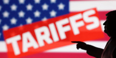 une illustration montre une maquette miniature imprimee en 3d representant le president des etats unis donald trump avec le drapeau americain et le mot tariffs droits de douane une illustration montre une maquette miniature imprimee en 3d representant le president des etats unis donald trump avec le drapeau americain et le mot tariffs droits de douane