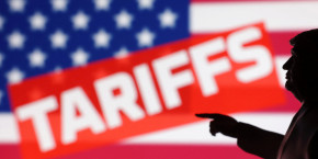 une illustration montre une maquette miniature imprimee en 3d representant le president des etats unis donald trump avec le drapeau americain et le mot tariffs droits de douane 