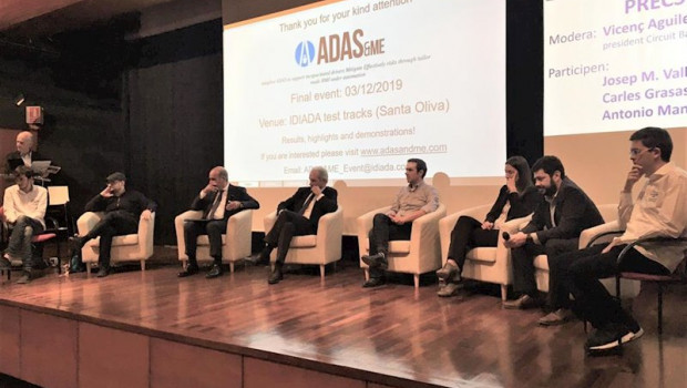 ep anna martinez tercera por la derecha en el ii foro del vehiculo autonomo organizado por la