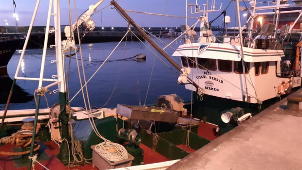 ep archivo   barco de pesca en el puerto de bermeo bizkaia