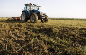 ep archivo   campo tractor agricultura en aragon