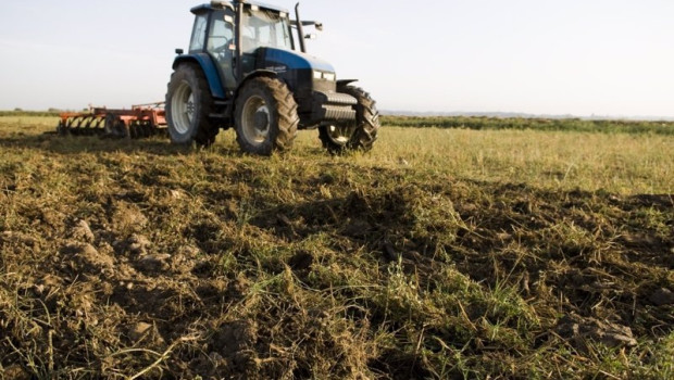 ep archivo   campo tractor agricultura en aragon