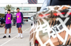 ep archivo   los jugadores del bara pedri y ferran torres prueban un cupra raval en la ciutat
