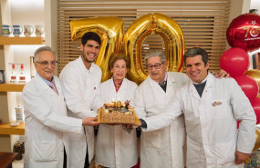 ep archivo   los tres hermanos fuertes jose tomas y juana junto al embajador de la marca carlos