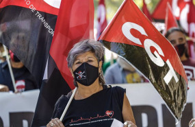 ep archivo   una mujer sostiene una bandera de cgt en una manifestacion