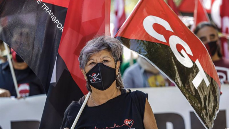ep archivo una mujer sostiene una bandera de cgt en una manifestacion ep archivo una mujer sostiene una bandera de cgt en una manifestacion