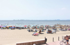 ep archivo - una playa de san pedro del pinatar turistas veraneantes calor bano