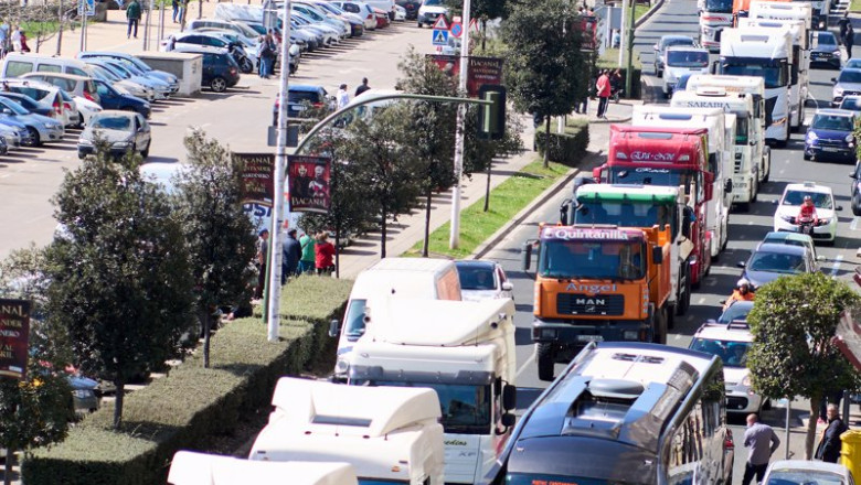 Archivo - Varios camiones participan en una marcha convocada desde el polígono de Raos hasta el Centro Botín, durante el undécimo día de paro nacional de transportistas | Juan Manuel Serrano Arce - Europa Press - Archivo ep archivo varios camiones participan en una marcha convocada desde el poligono de raos hasta el