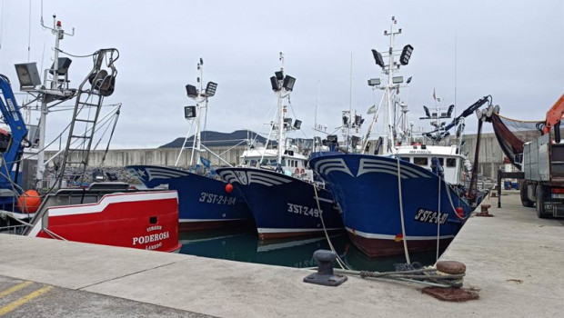 ep barcos pesqueros amarrados a puerto en laredo