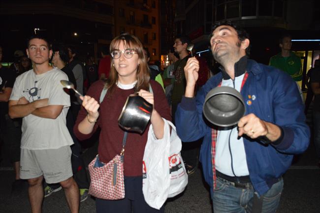 Cacerolada ante la comisaría de la Policía Nacional en Lleida | EUROPA PRESS ep caceroladala comisariala policia nacionallleida
