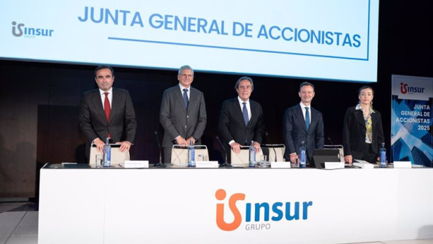 ep cargos directivos del grupo insur en los instantes previos al comienzo de la junta general de ep cargos directivos del grupo insur en los instantes previos al comienzo de la junta general de