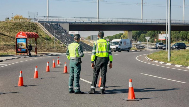Dos agentes de la Guardia Civil de Tráfico en medio de la carretera durante la campaña especial de la DGT de vigilancia y control de furgonetas, en el Km 0,1 de la M-511, en Madrid, a 28 de octubre de 2019. | Ricardo Rubio - Europa Press - Archivo ep dos agentes de la guardia civil de trafico en medio de la carretera durante la campana especial