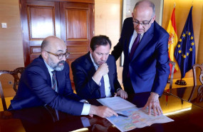 ep el ministro de transportes y movilidad sostenible oscar puente en el centro con el nuevo