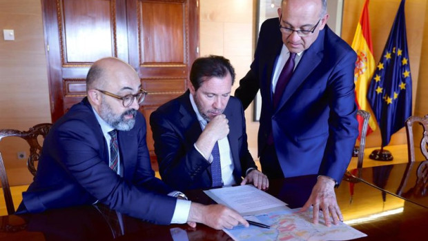 ep el ministro de transportes y movilidad sostenible oscar puente en el centro con el nuevo