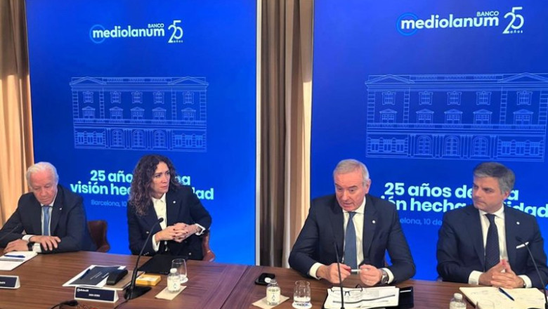 El presidente de Banco Mediolanum, Carlos Tusquets; la vicepresidenta, Sara Doris; el consejero delegado, Luca Bosisio, y el director comercial, Juan Massana, en rueda de prensa en la entidad en Barcelnoa (Cataluña, España) el 10 de diciembre de 2025 | EUROPA PRESS ep el presidente de banco mediolanum carlos tusquets la vicepresidenta sara doris el consejero