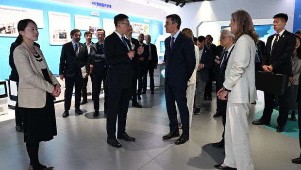 ep el presidente del gobierno pedro sanchez visita la exposicion tecnologica del campus de xiaomi