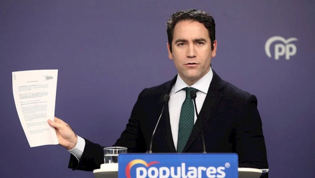 ep el secretario general del partido popular teodoro garcia egea muestra el documento en el que el