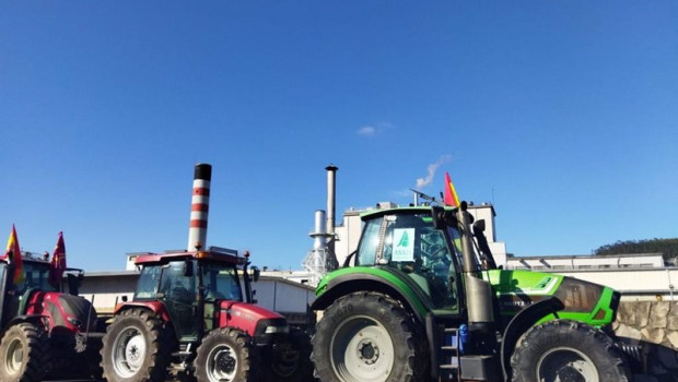 ep ganaderos se concentran con 150 tractores frente a la fabrica de nestle