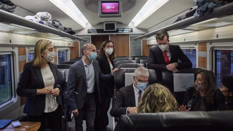(I-D)La vicesecretaria de Política Social del Partido Popular, Ana Pastor; el alcalde de Ourense, Gonzalo Pérez; y la ministra de Transportes, Movilidad y Agenda Urbana, Raquel Sánchez, conversan en el tren que va a efectuar un viaje por el nuevo tramo de | Jesús Hellín - Europa Press ep i dla vicesecretaria de politica social del partido popular ana pastor el alcalde de ourense
