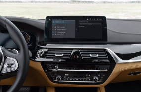 ep imagen de una pantalla en el interior de un modelo de bmw