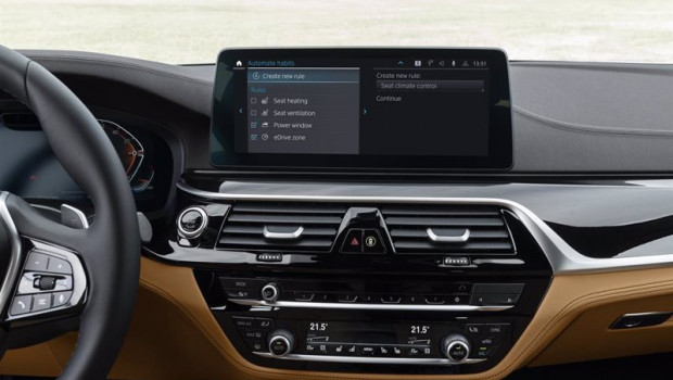 ep imagen de una pantalla en el interior de un modelo de bmw