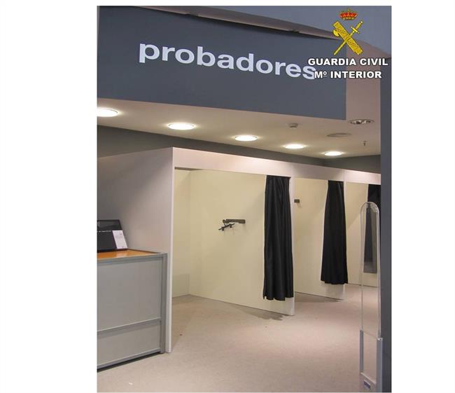 La menor se dio cuenta de que era grabada desde el probador contiguo | GUARDIA CIVIL ep la menordio cuentaquegrabadaprobador contiguo
