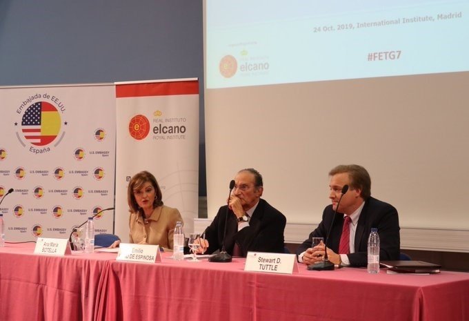 ep la secretaria de estado de seguridad ana maria botella junto al presidente del real instituto