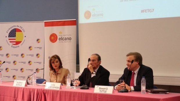 ep la secretaria de estado de seguridad ana maria botella junto al presidente del real instituto