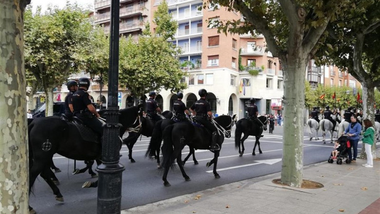 La unidad de Caballería, durante el ensayo del acto del Día de la Policía Nacional, que se celebra mañana en Logroño, presidido por el ministro de Interior en funciones | EUROPA PRESS ep la unidad de caballeria durante el ensayo del acto del dia de la policia nacional que se celebra