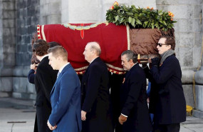 ep los nietos de francisco franco francis franco i y jaime martinez bordiu c portan el feretro del