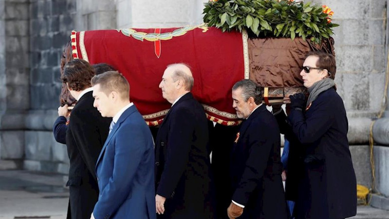 Los nietos de Francisco Franco, Francis Franco (i) y Jaime Martínez Bordiú (c) portan el féretro del dictador tras la exhumación en del Valle de los Caídos y antes de su trasladado al cementerio de El Pardo-Mingorrubio para su reinhumación, en Madrid, a 2 | Pool ep los nietos de francisco franco francis franco i y jaime martinez bordiu c portan el feretro del