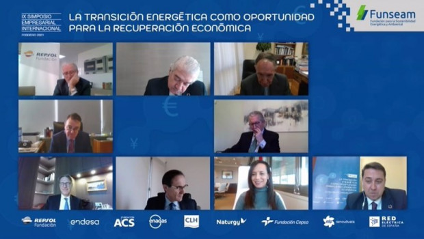 ep mesa redonda durante el ix simposio empresarial internacional funseam