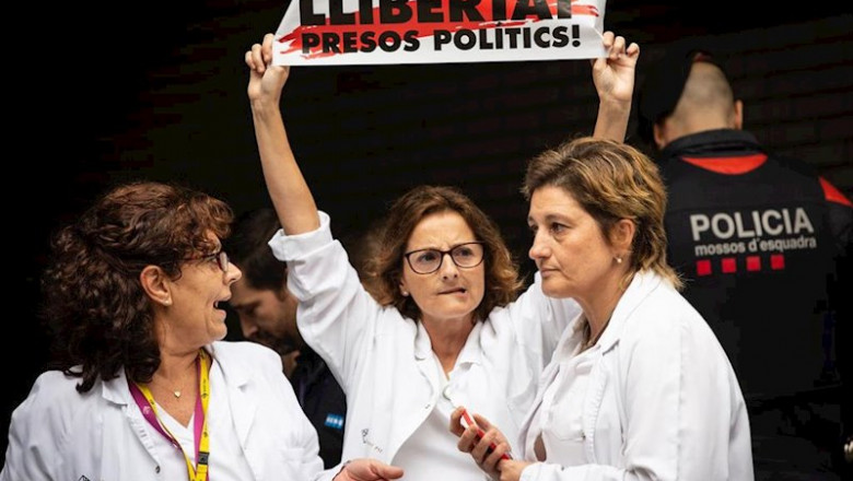 Miembros del personal sanitario del Hospital de Sant Pau se concentran a las puertas del centro con motivo de la visita del presidente del Gobierno en funciones, Pedro Sánchez. | David Zorrakino - Europa Press ep miembros del personal sanitario del hospital de sant pau se concentran a las puertas del centro
