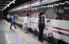 ep pasajeros con mascarilla en la estacion de cercanias de nuevos ministerios durante la fase 0 de