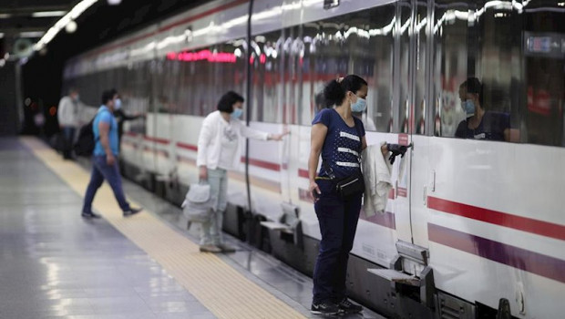 ep pasajeros con mascarilla en la estacion de cercanias de nuevos ministerios durante la fase 0 de