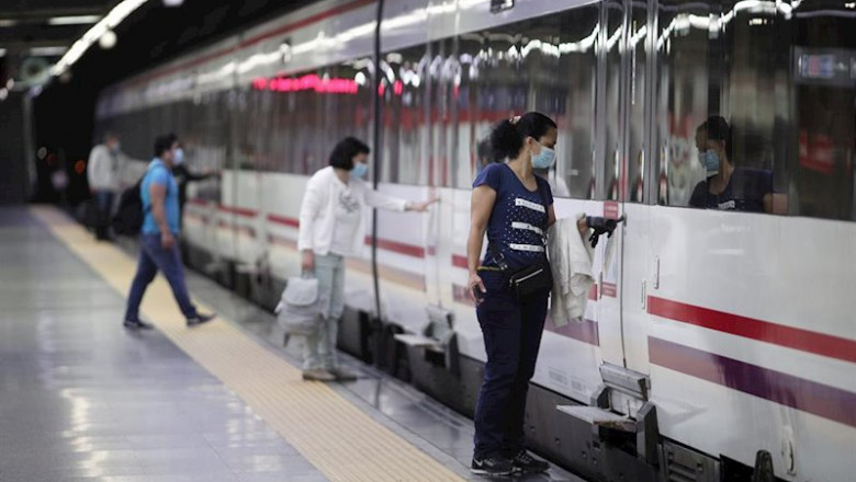 Pasajeros con mascarilla en la estación de cercanías de Nuevos Ministerios durante la fase 0 de la desescalada. | Eduardo Parra - Europa Press ep pasajeros con mascarilla en la estacion de cercanias de nuevos ministerios durante la fase 0 de