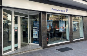 ep puerta de entrada a una de las sucursales de deutsche bank en madrid
